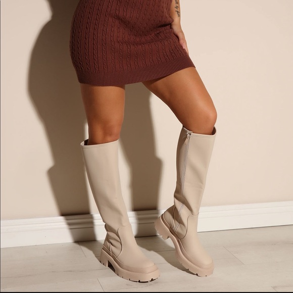 Woman’s Fashion Nova Playing Games Flat Boots in Nude - Picture 1 of 2